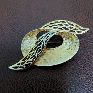 CELEBRITY NY | Vintage Gold-Tone Swirl Brooch Pin
